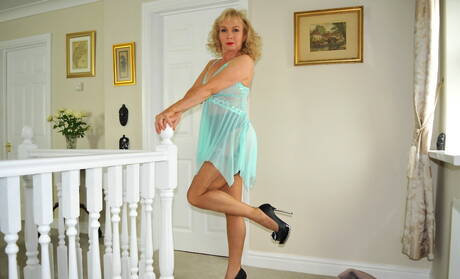 Nylon Sue offers a free pic gallery with Nylon Sue xxx gallery 256865